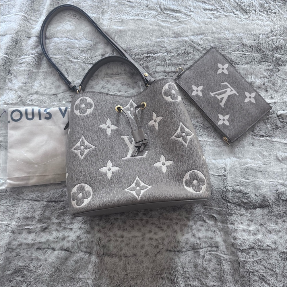 Louis Vuitton NeoNoe MM Giant Monogram Empreinte Leather Tourterelle – Brand New